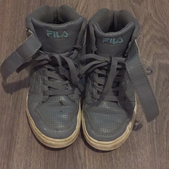 grey fila sneakers
